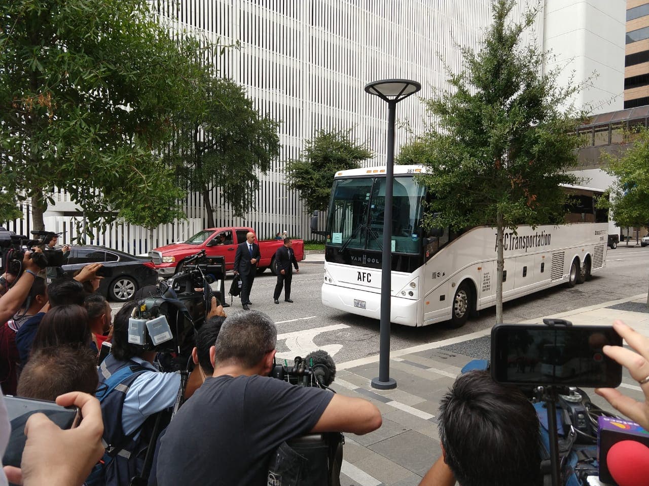 La llegada al hotel Four Seasons del Downtown de Houston tuvo una presencia más mediática que de hinchas.