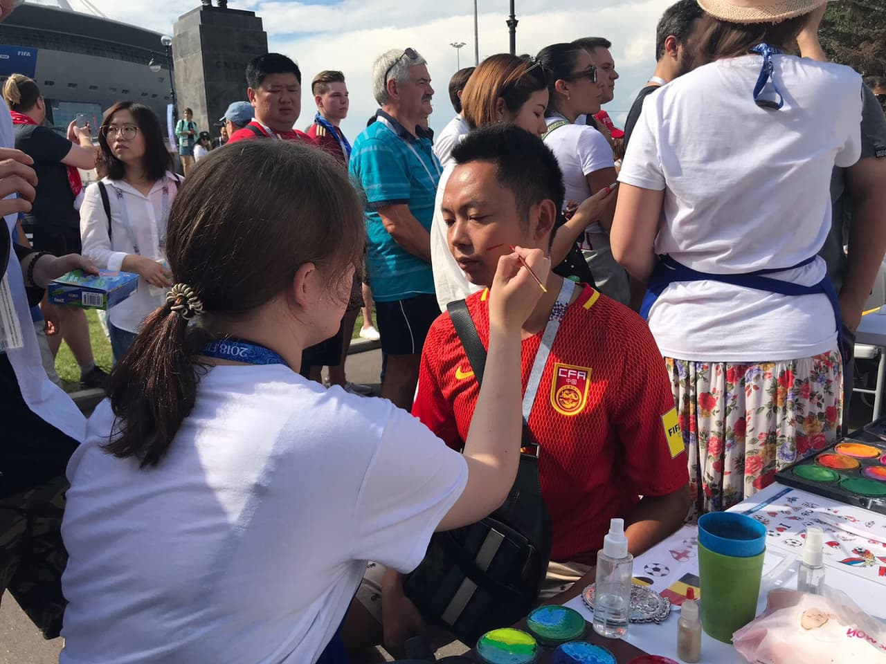 Fanáticos ponen su colorido y alegría en la definición del tercer lugar del Mundial de Rusia 2018 entre Bélgica e Inglaterra en San Petersburgo.