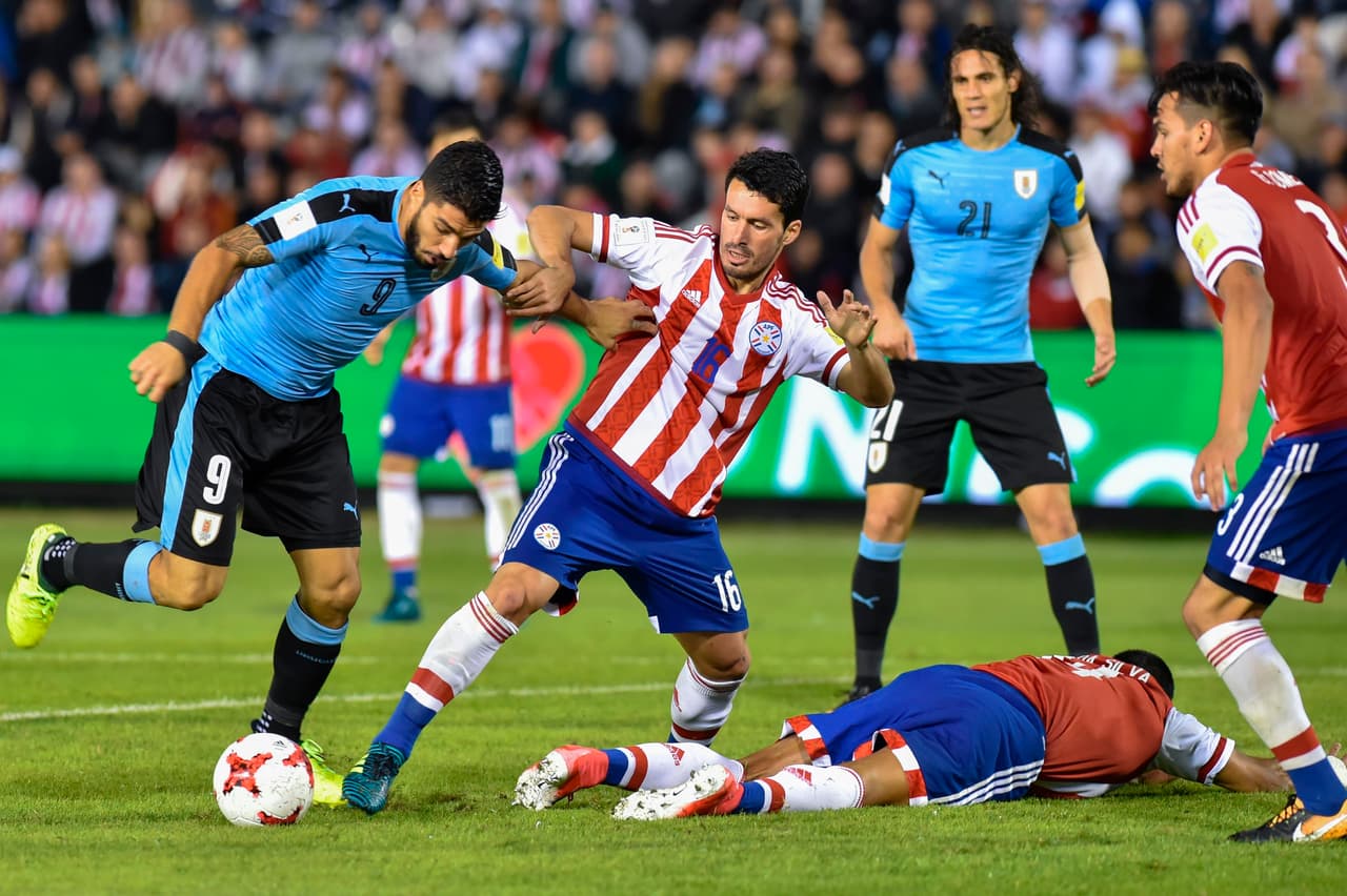Paulo da Silva y Christian Riveros mantuvieron neutralizado a Suárez casi todo el partido.
