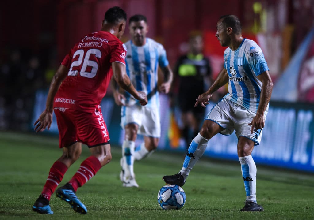 La curiosa imagen se dio en el segundo tiempo, cuando el mediocampista se acercó a la banca para recibir instrucciones de su entrenador, Sebastián Beccacece.