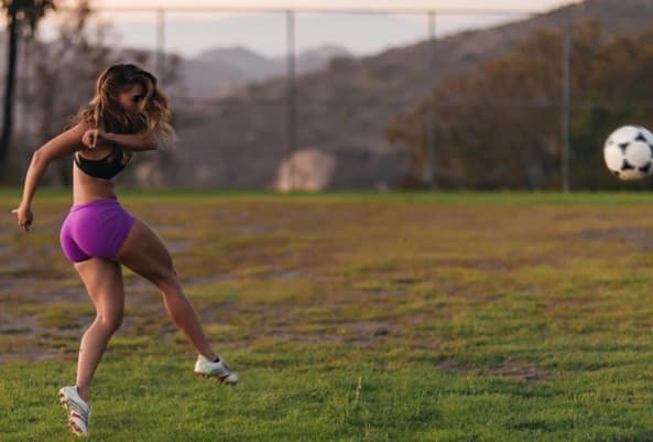 Tianna, la bella modelo estadounidense, 'incendia' cada día las redes sociales con sus candentes fotografías donde presume su gran figura. La espectacular mujer también es gran fanática del fútbol y los ha demostrado con algunos videos en los que muestra su forma de jugar.