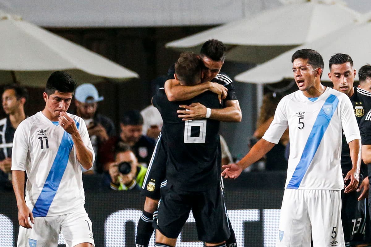Gonzalo Martínez (abrazado por Germán Pezzella, en el centro) anotó el primer gol de Argentina en la victoria por 3-0 contra Guatemala en partido amistoso celebrado en Los Ángeles.