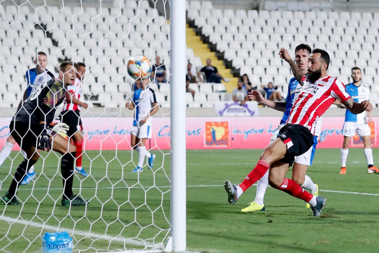 Konstantinos Mitroglou marcó el segundo gol tan sólo tres minutos más tarde y posteriormente llegó un doblete por parte de Donyell Malen en los minutos 79 y 94 para completar el 0-4 de visita.