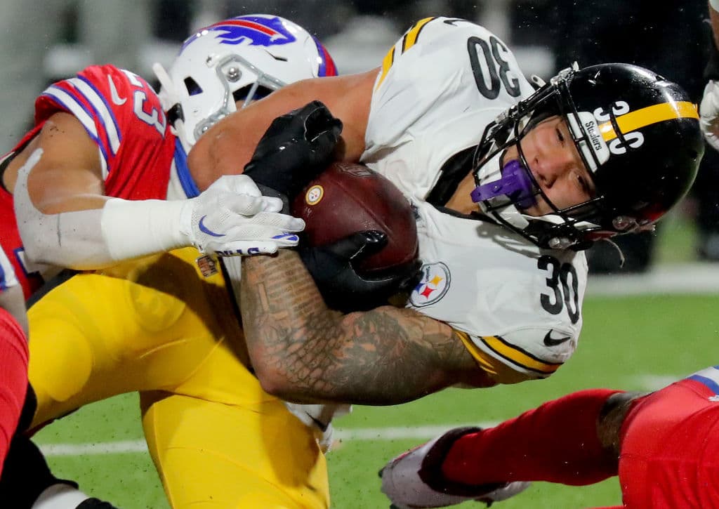 Steffon Diggs brilla con una anotación y 130 yardas por aire en la victoria 15-26 de los Bills sobre los Steelers.