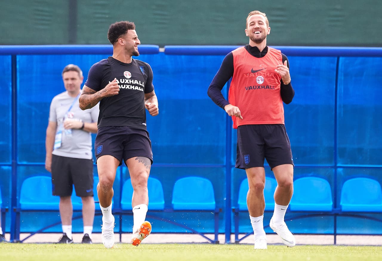 El defensor del Manchester City, Kyle Walker (izq) intentará darle paz y calma a la zaga inglesa ante los ataques de lo delanteros tunecinos, cocinados en el balompié galo.