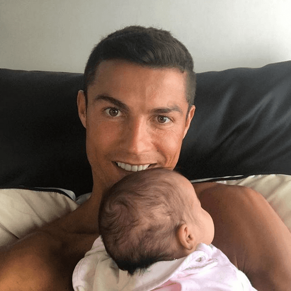 "Bendecido", comentó CR7 al compartir el 12 de agosto de 2017 esta imagen con uno de sus pequeños hijos.