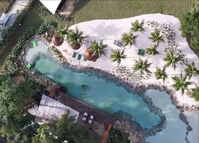 Tras su regreso a Brasil para jugar con Santos, Neymar ha demostrado su amor por las propiedades de lujo, pues presume un imperio inmobiliario en todo el país. Su más reciente adquisición tiene un lago artificial que ya le costó una multa millonaria.