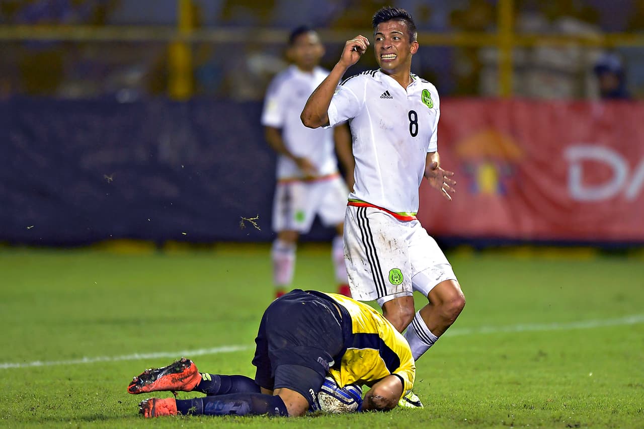 El jugador de Gallos se tiró de 'palomita' y dejó sin chance al arquero Oscar Arroyo.