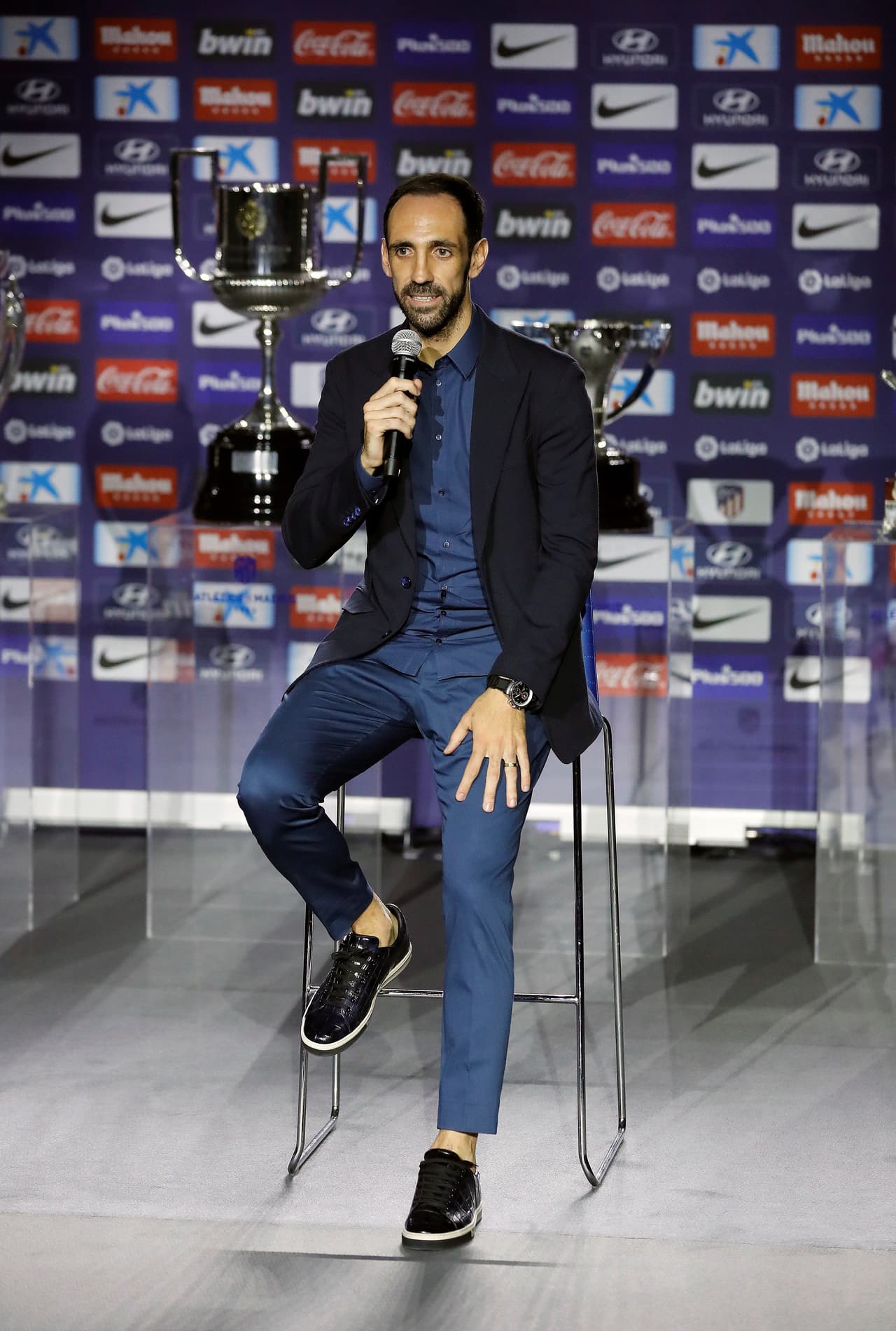 Este jueves, en una emotiva conferencia de prensa, Juanfran Torres dijo adiós a su etapa como jugador del Atlético de Madrid asegurando que volverá pronto por todo lo que le dio el club en su carrera profesional. El lateral, que aún no confirma su próximo destino, se marcha con siete títulos entre los cuales hay una Liga y dos Europa League.