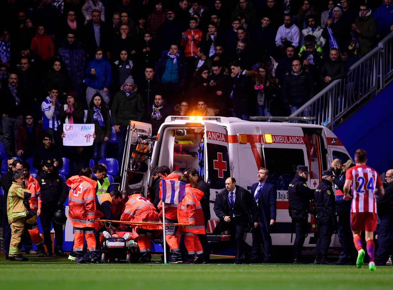 Atletico Madrid's forward Fernando Torres is evauated in an ambulance after colliding with Deportivo La Coruna's midfielder Alex Bergantinos during the Spanish league football match RC Deportivo de la Coruna vs Club Atletico de Madrid at the Municipal de Riazor stadium in La Coruna on March 2, 2017. The match ended with a 1-1 draw. / AFP PHOTO / MIGUEL RIOPA (Photo credit should read MIGUEL RIOPA/AFP/Getty Images)