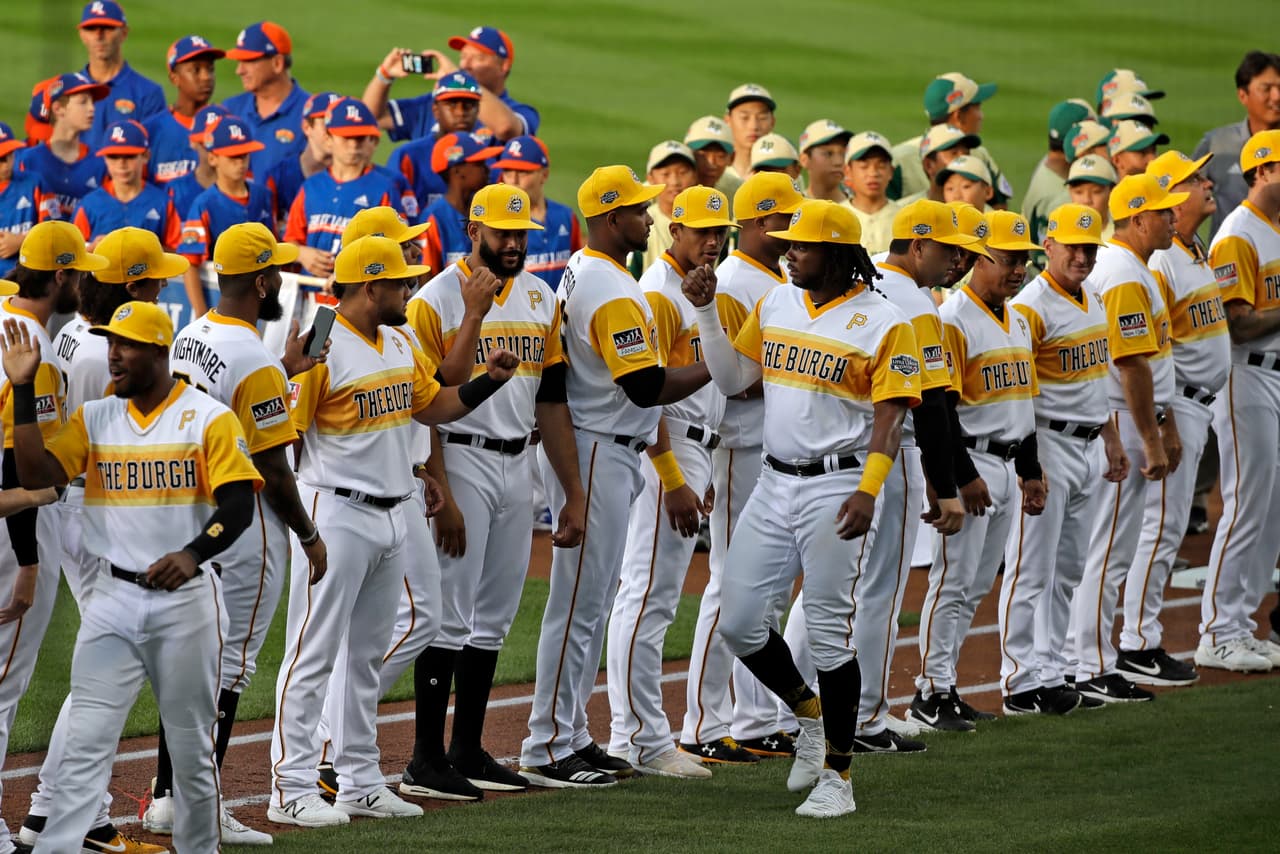 Mientras que por los Pittsburgh Pirates era presentado Josh Bell, previo al inicio del Little League Classic.