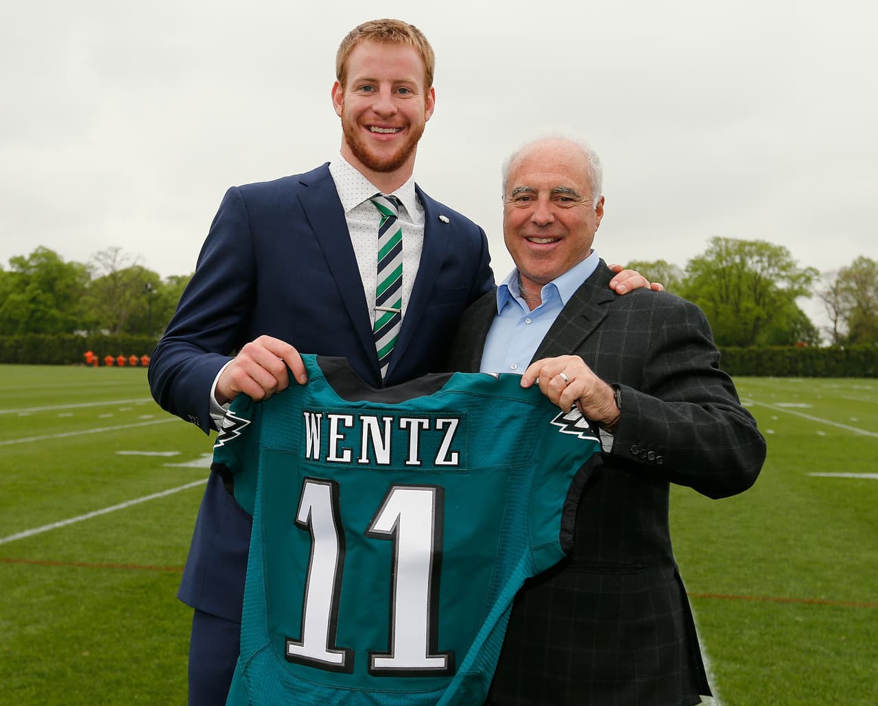 Philadelphia Eagles y Carson Wentz acuerdan contrato de 4 años