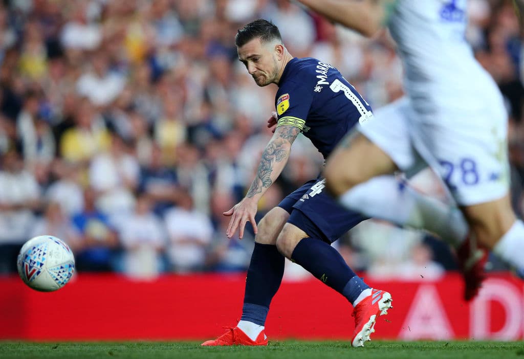 Sin embargo, a los 45 minutos, Jack Marriott le dio a Derby County el empate 1-1 en este juego de Vuelta del Championship Playoff en Elland Road, que por el momento quedaba silenciado.