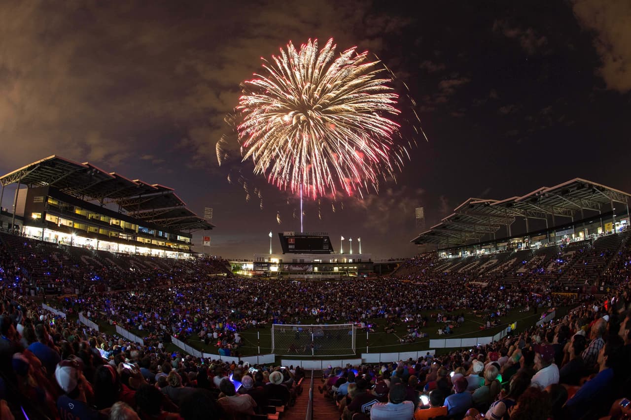 Hermosa postal del Dick Sporting Goods Park de Colorado, con fuegos artificiales para celebrar el 4 de Julio.