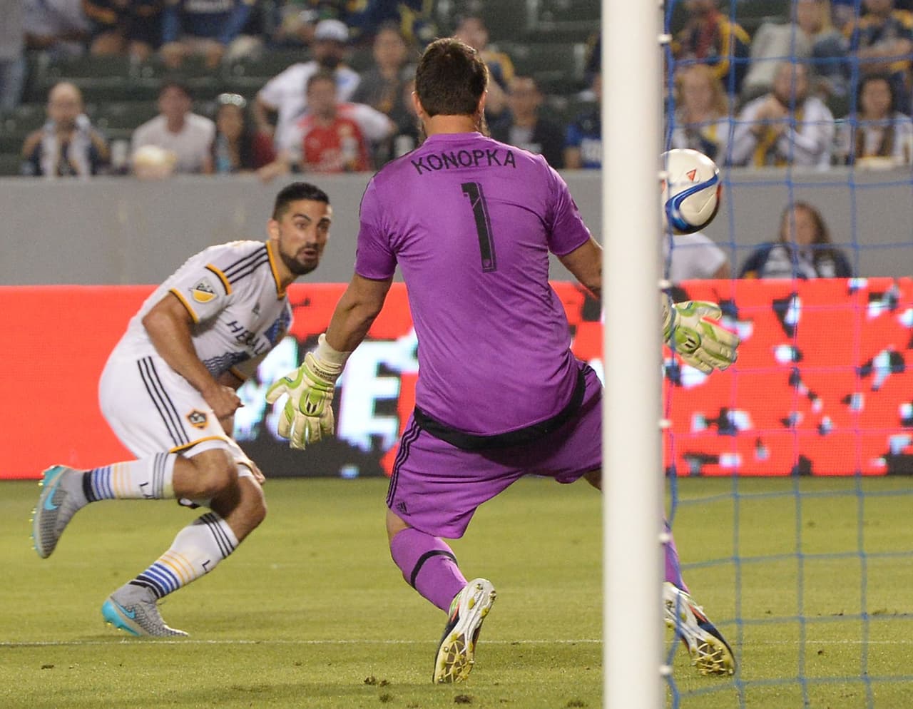 ¡Sebastian Leglet sigue on fire! Marcó un golazo en el 4-0 de LA Galaxy sobre Toronto FC.