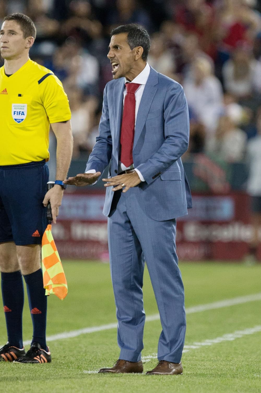 Ya sin bigote, el técnico Pablo Mastroeni apuesta al elegante traje combinando con los colores de su equipo.