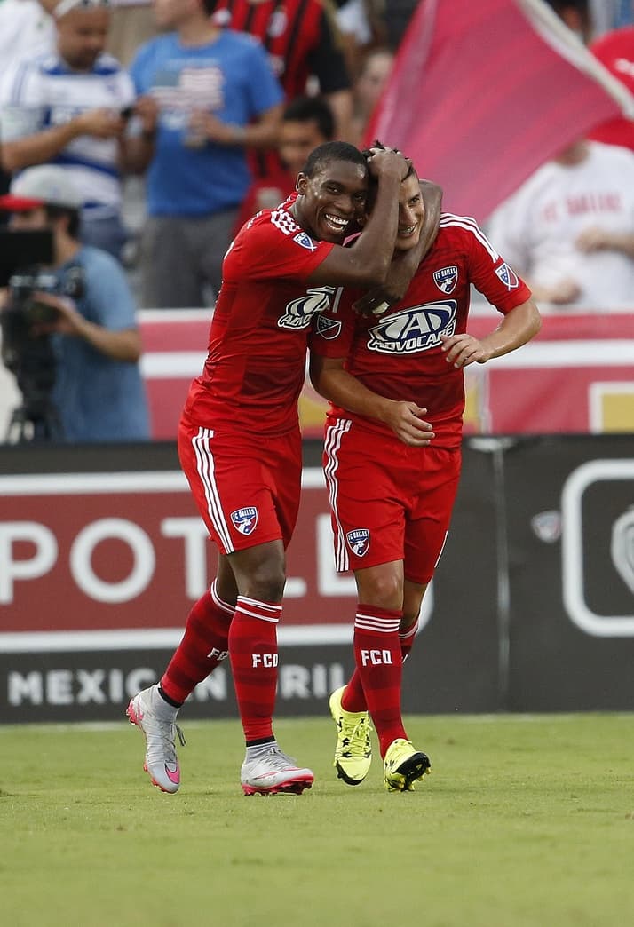 Pura química entre el colombiano Fabián Castillo y el argentino Mauro Díaz. Todo Dallas sonríe con ellos.