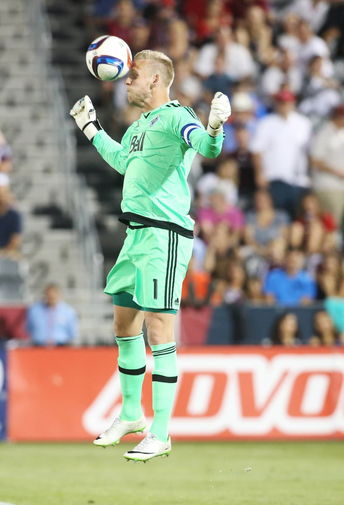 El danés David Ousted tiene recursos para parar balones.