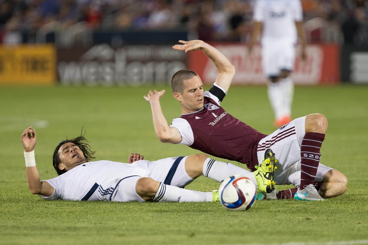 Acá no pasó nada parece decir el volante Sam Cronin, después de cruzar a Mauro Rosales en el Rapids-Whitecaps.