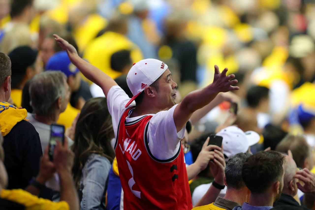 Después del Juego 4 en la Final de la NBA, los fanáticos de los Toronto Raptors estallaron en júbilo en el Oracle Arena al ver que su equipo, comandado por Kawhi Leonard (36 puntos), se puso 3-1 arriba de los Golden State Warriors y acaricia el título.