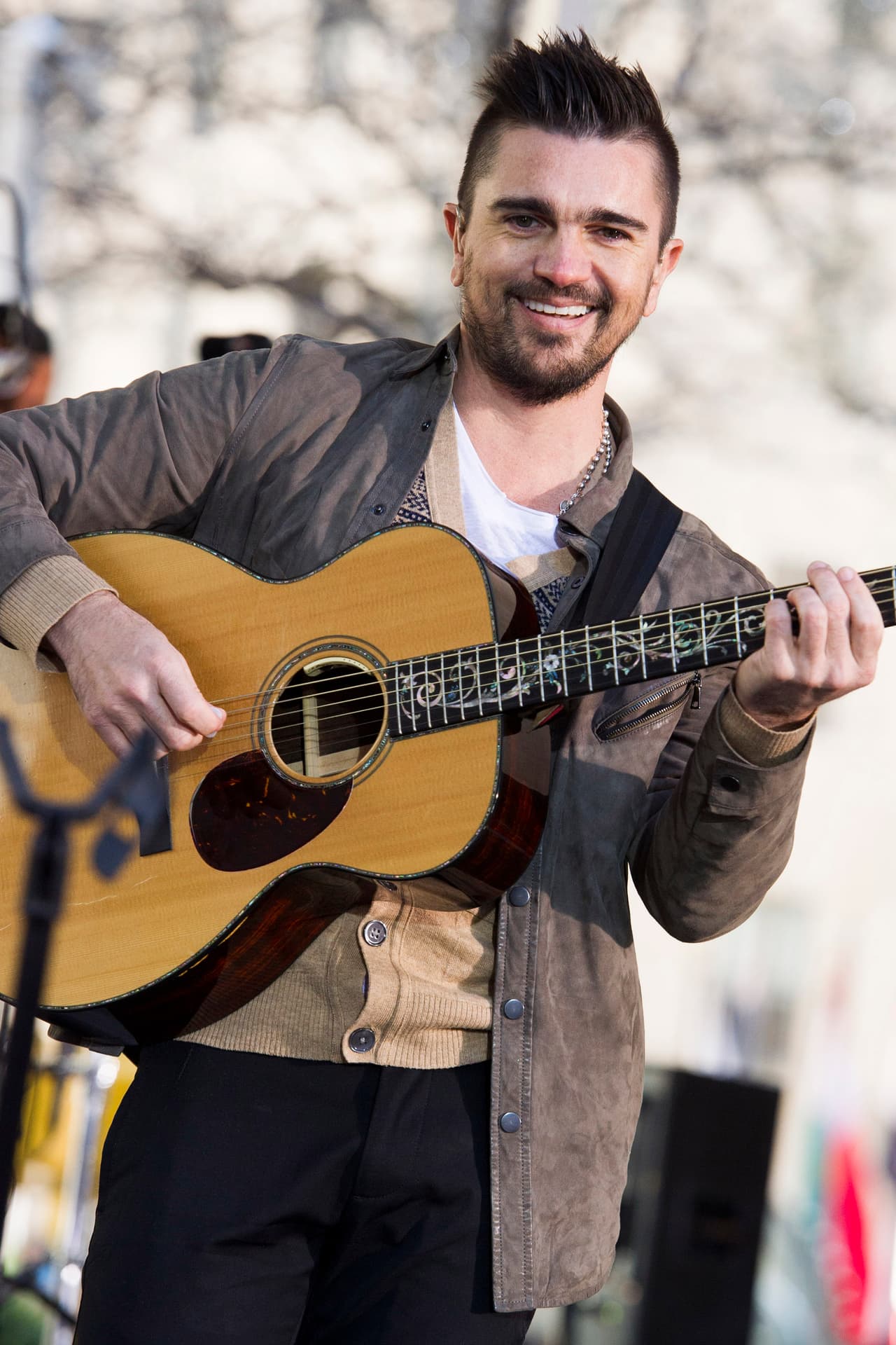 Ha tenido colaboraciones con Mon Laferte, Carlos Santana, Nely Furtado, Fonseca, Allesia Cara y Morat.