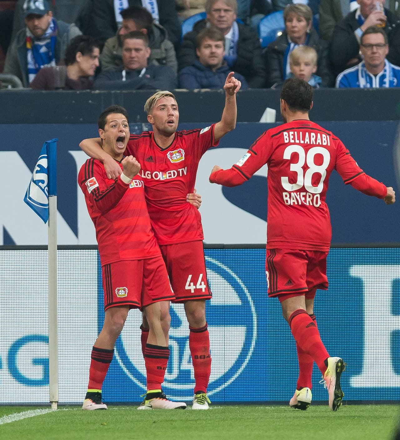 Chicharito anotó el tercer gol para el triunfo del Leverkusen