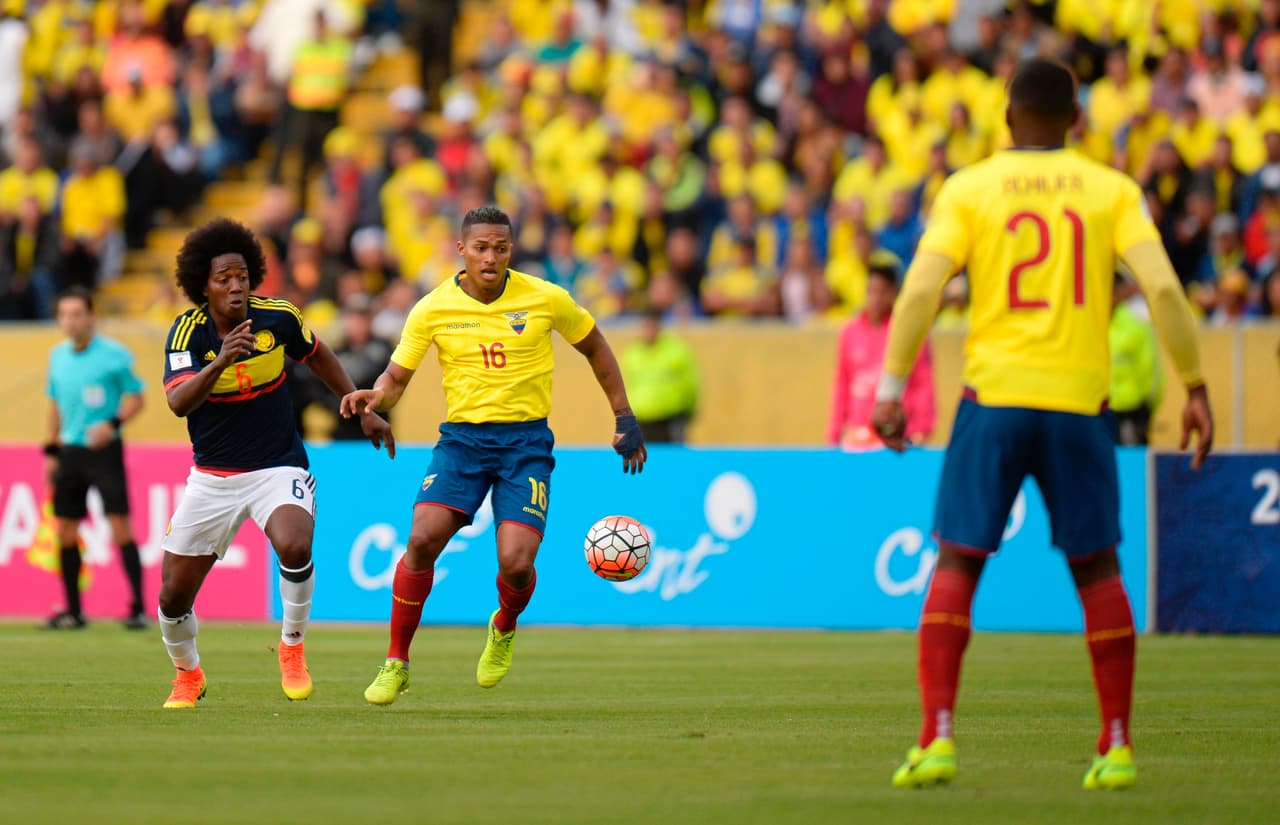 Ecuador's Luis Antonio Valencia (C) vies for the ball with Colombia's midfielder Carlos Sanchez (L) during their 2018 FIFA World Cup qualifier football match in Quito, on March 28, 2017. / AFP PHOTO / Juan CEVALLOS (Photo credit should read JUAN CEVALLOS/AFP/Getty Images)