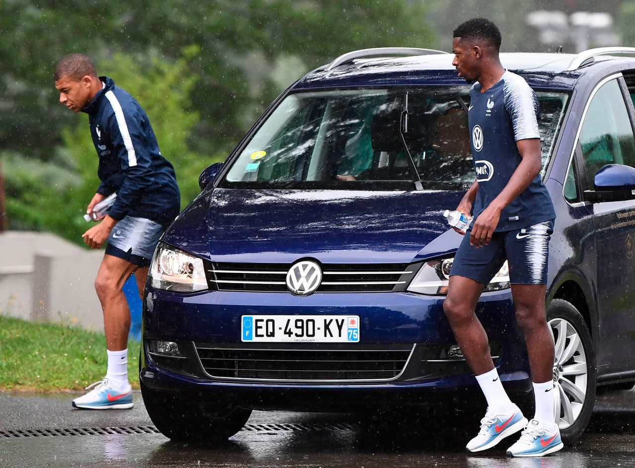 <h3 class="cms-H3-H3"><b>Volkswagen Touran</b></h3>
<br>
<br>Este modelo no pertenece al garaje de Mbappé. Sin embargo, en algún momento estuvo a su disposición por parte de la selección de fútbol francesa. En esta imagen lo vemos saliendo del vehículo, acompañado por Dembelé, durante la etapa clasificatoria rumbo a la pasada Copa Mundial de Fútbol.
<br>