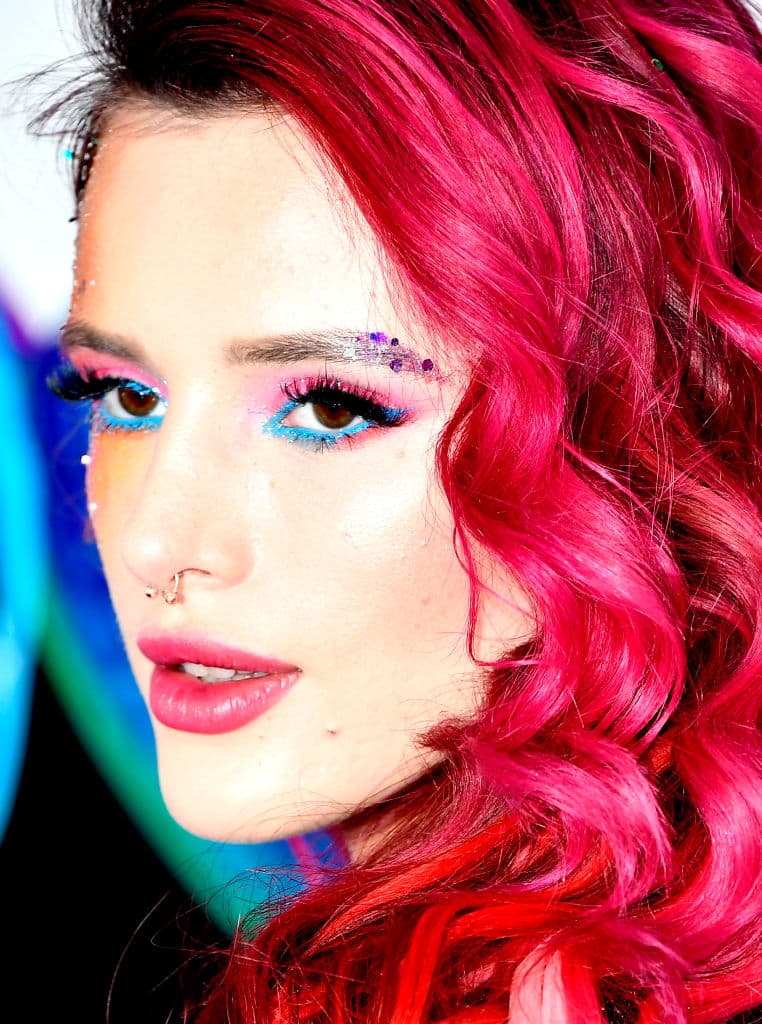 En ‘Shake It’, Danger se acerca al altar y es interrumpida por Thorne.