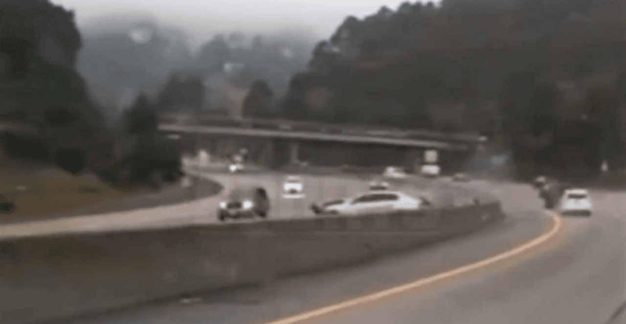 Aunque la imagen de este video no es clara, la policía local reportó piso mojado. Este accidente se originó en un freeway cercano a la ciudad de Oakland, California, la sede de los Warriors.