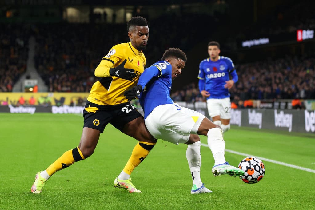 Wolverhampton se impone en el Molineaux ante Everton 2-1, durante la Jornada 10 en la Premier League. Max Kilman anotaba el primero para los locales al 28', pero Alex Iwobi emparejaba el partido a los 66' pero un golazo del mexicano Raúl Jiménez, le dio la victoria a los Wolves sobre los Toffees.