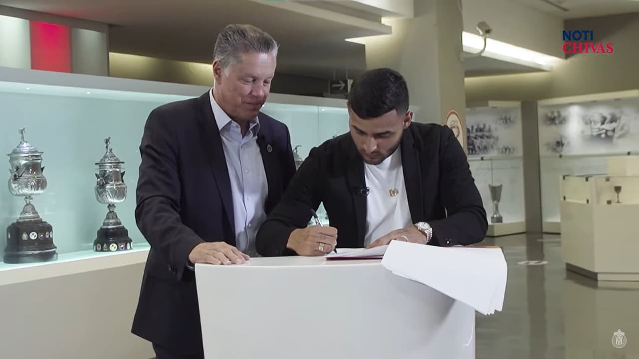 ¡Se queda! Alexis Vega renueva su contrato con Chivas