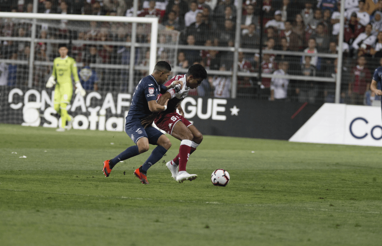 Saprissa venció al Motagua 1-0 con gol de Venegas en la final de ida; Salinas se fue expulsado por doble amarilla.