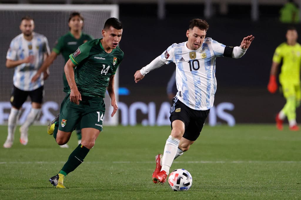 Con un asombroso hat trick de Lionel Messi, Argentina golea 3-0 a Bolivia y se sitúan en la segunda plaza de manera solitaria.