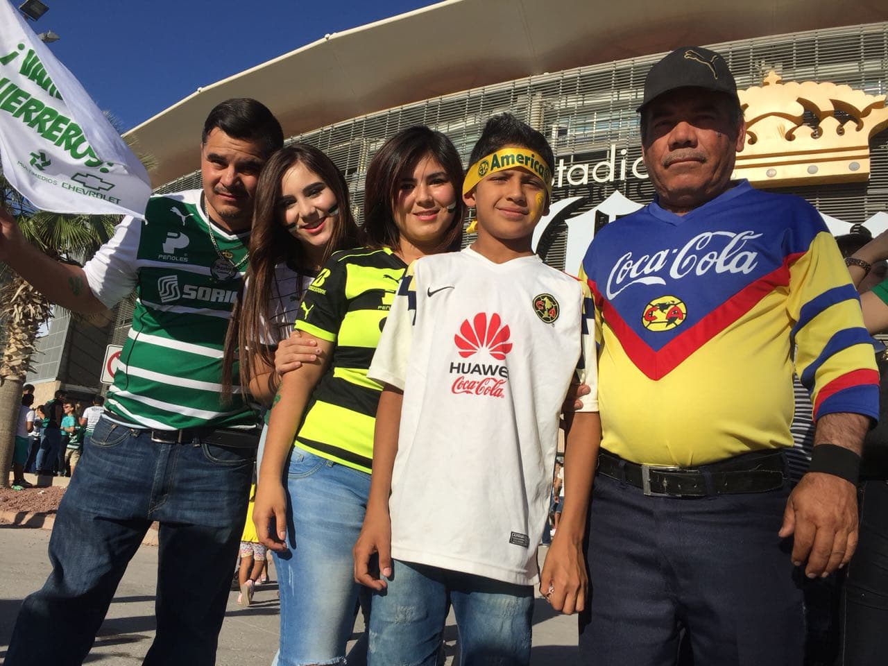 El Estadio Corona se colmó de aficionados, en su mayoría de Santos, para presenciar la ida de la semifinal. Desde la previa, la gente prendió el ambiente pero siempre con respeto por el rival.