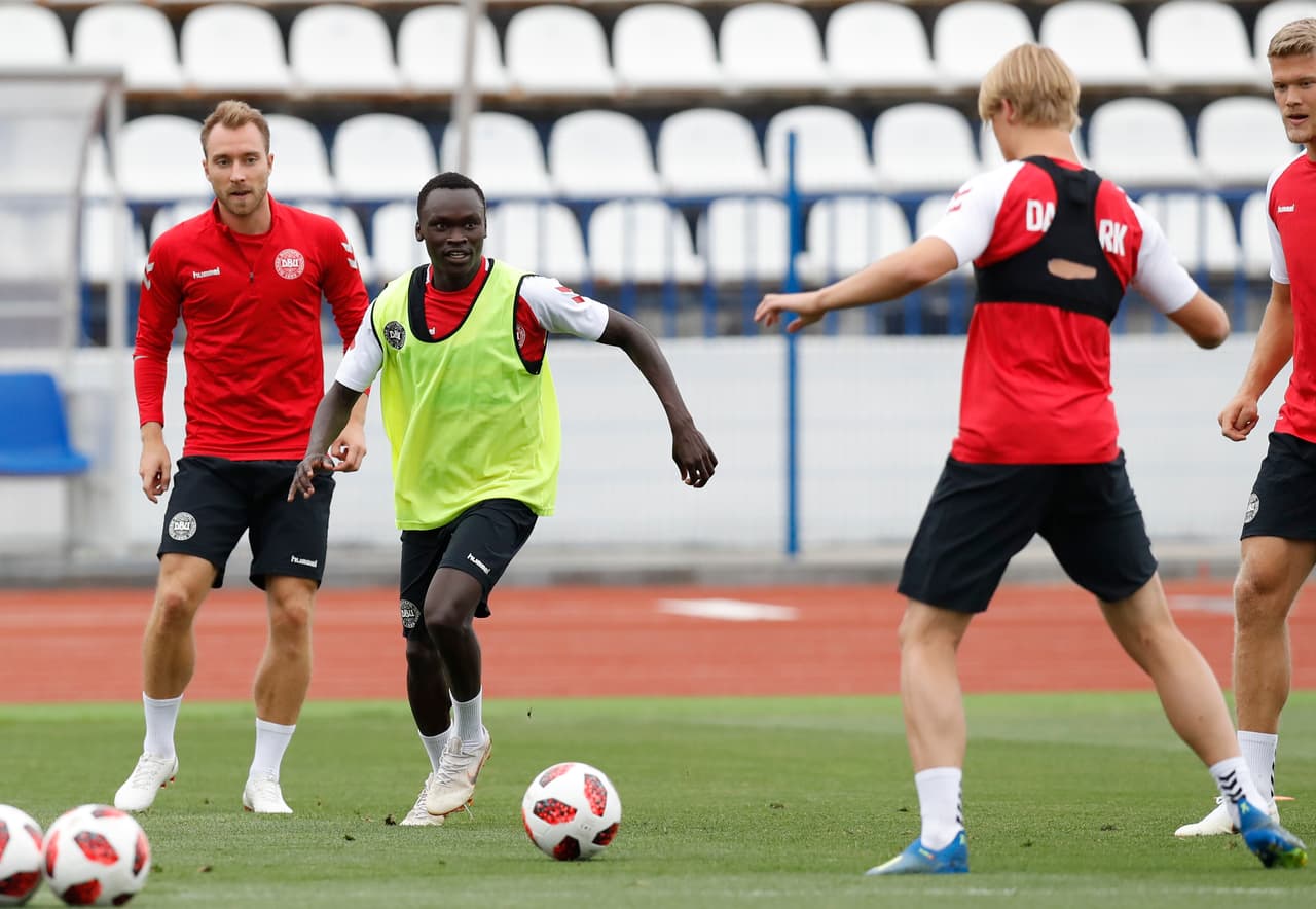 Al centro Pione Sisto, el jugador del Celta de Vigo en La Liga conduce el balón mientras le salen al paso sus compañeros para impedírselo, un pasaje que vivirá este domingo con la dura defensa croata.