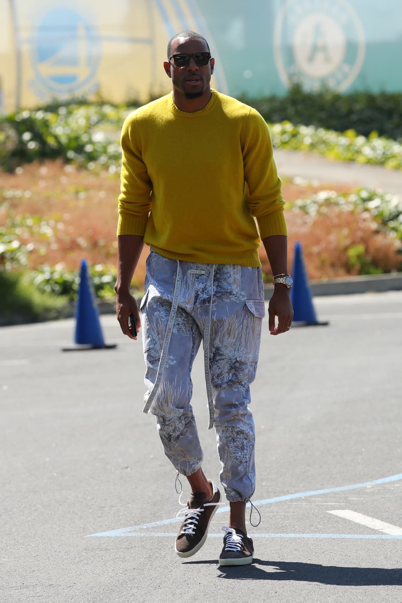 Los jugadores de Raptors y Warriors llegaron a Oracle Arena para la disputa del Juego 6 de las Finales NBA. Toronto busca destapar la champaña en patio ajeno y Golden State vivir un día más. Es el último partido NBA en la historia de Oracle Arena, en Oakland, ya que la temporada entrante el equipo se mudará al moderno Chase Center en San Francisco. Por ese motivo los aficionados acudieron a despedirse de la que ha sido su casa por más de cinco décadas.