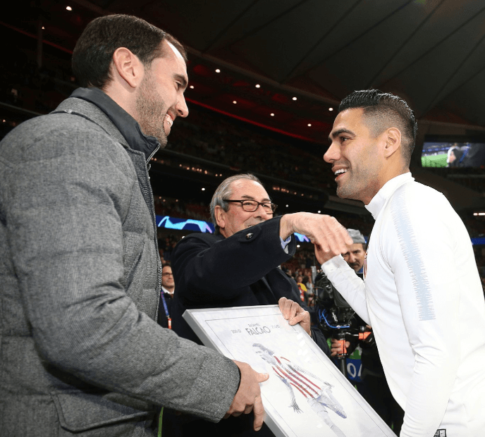 Diego Godín, capitán del equipo pero lesionado en la actualidad, y Abelardo Rodríguez, ídolo del equipo, aprovecharon la previa para homenajear a Falcao.
