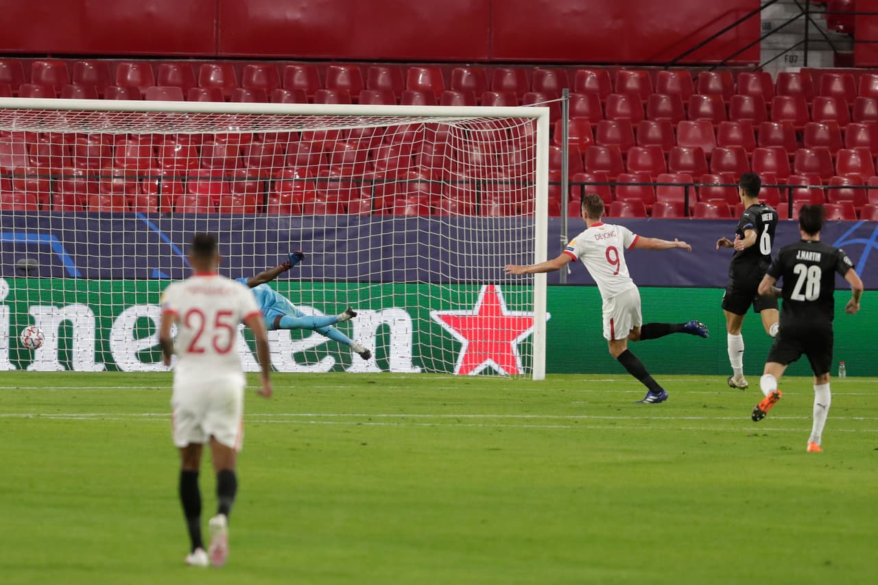 Sevilla venció por la mínima al Rennes con gol de Luuk de Jong (55’). Sevilla recibirá al Krasnodar y Rennes visitará al Chelsea en la tercera fecha de la justa.