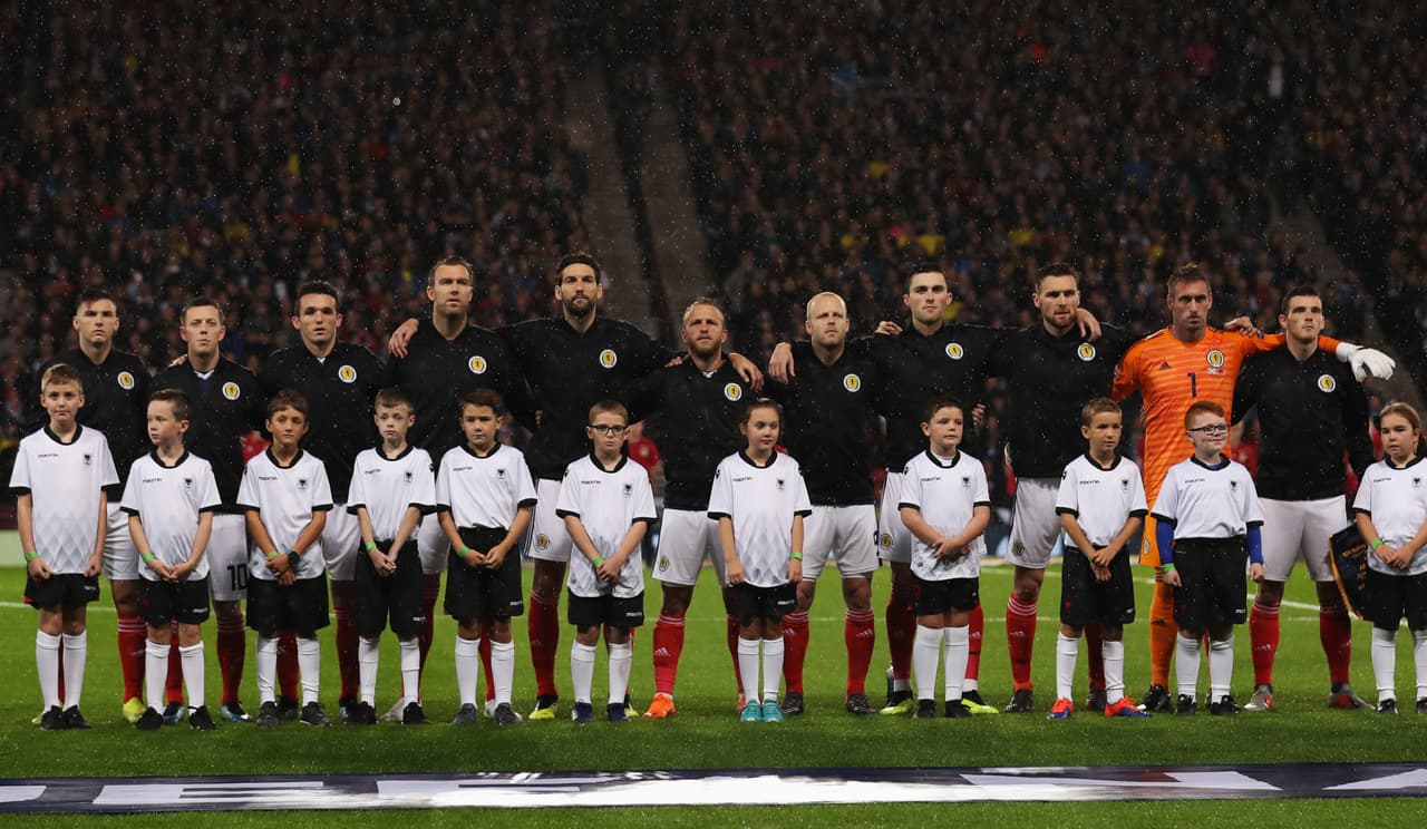 Escocia se presentaba con una cadena de tres derrotas seguidas, sumando juegos oficiales y amistosos, incluyendo la estrepitosa goleada de 4-0 ante B{elgica días atrás.