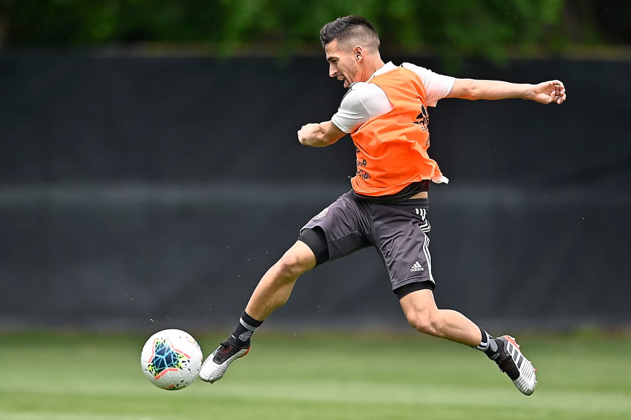 La Selección Mexicana de Fútbol cerró su preparación para enfrentar a Canadá en el segundo compromiso de ambas selecciones en la Copa Oro 2019. Los integrantes del Tricolor realizaron su práctica en las instalaciones de la Universidad de Colorado. Tuvieron una parte de entrenamiento táctico, físico y al final, recreativo, con la finalidad de llegar con buena 'puesta apunto' para el duelo de este miércoles en Denver.