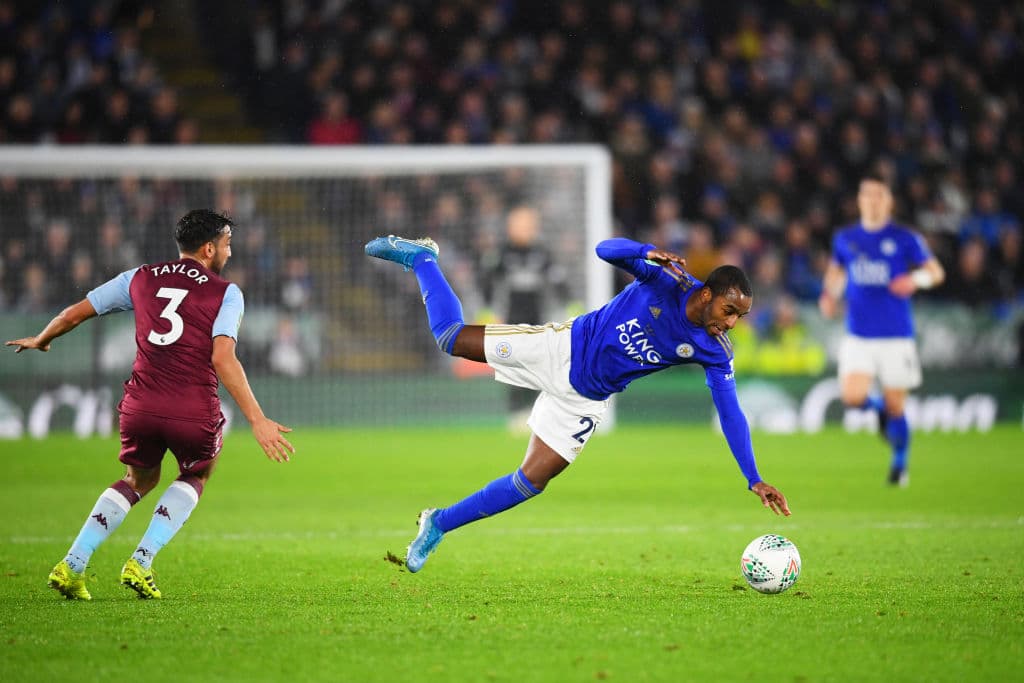 El Leicester City empata 1-1 con el Aston Villa; Guilbert abrió el marcador para la visita, Iheanacho igualó la ida de la semifinal de la Carabao Cup.