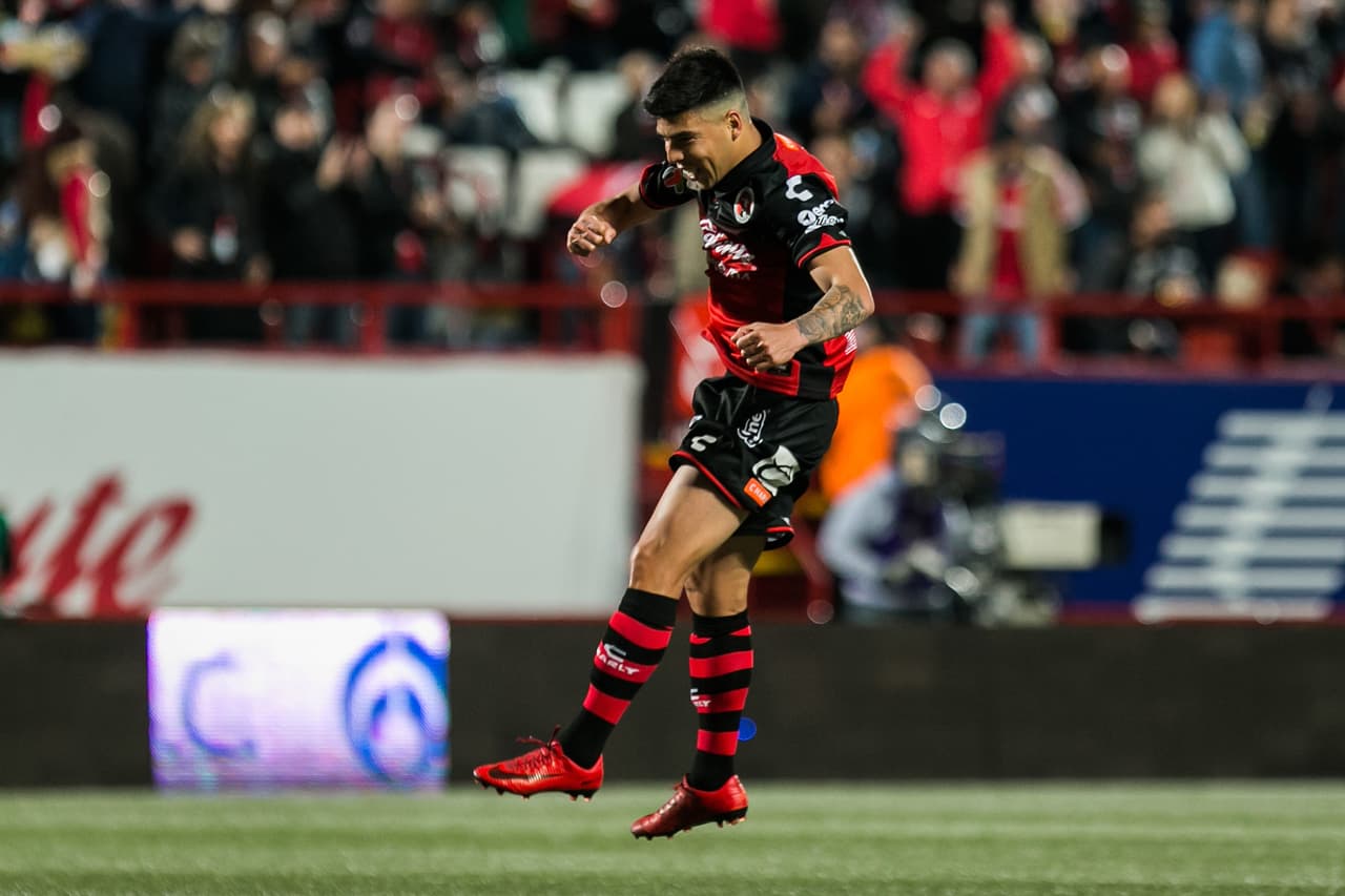 Luis Ángel Mendoza celebró el primer tanto del partido, a los 35 minutos, tras un remate suyo desde fuera del área que Villalpando no supo atajar.