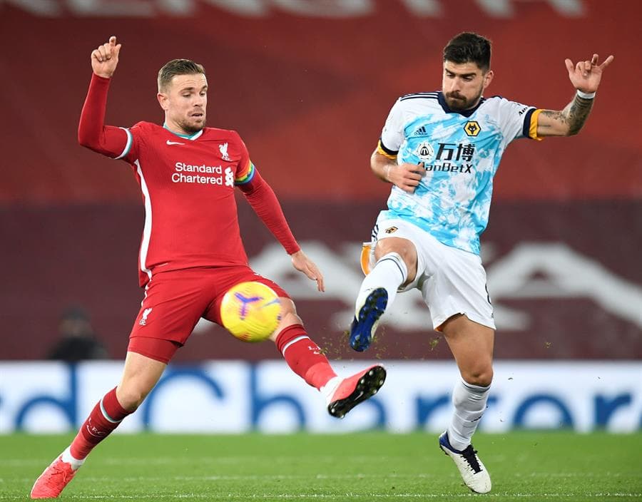 La escuadra campeona de la Premier League, no tuvo piedad y anotó cuatro tantos contra el Wolverhampton del mexicano Raúl Jiménez, quien sigue en recuperación. Los goles corrieron a cargo de Mohamed Salah, Wijnaldum, Matip y Semedo, durante la Jornada 10.