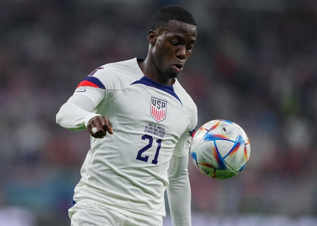 Tim Weah, autor del gol de Estados Unidos en su empate 1-1 ante Gales en Qatar 2022.