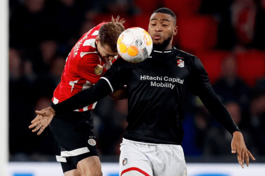 Los jugadores del Emmen estaban bien controlados. El 'Guti' tuvo su oportunidad de jugar cuando entró para la reanudación del encuentro. Los mexicanos ya estaban en cancha y esperaban su momento de brillar.