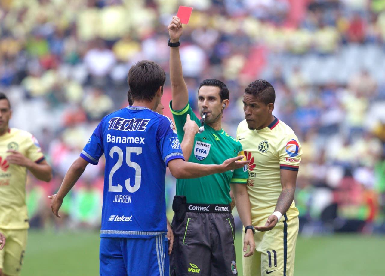 Otro que también ha puesto en tela de juicio el arbitraje es Darío Benedetto, quien tuvo que ver los juegos del América desde la tribuna 2 partidos por la suspensión a la que se hizo acreedor en el juego ante Tigres.