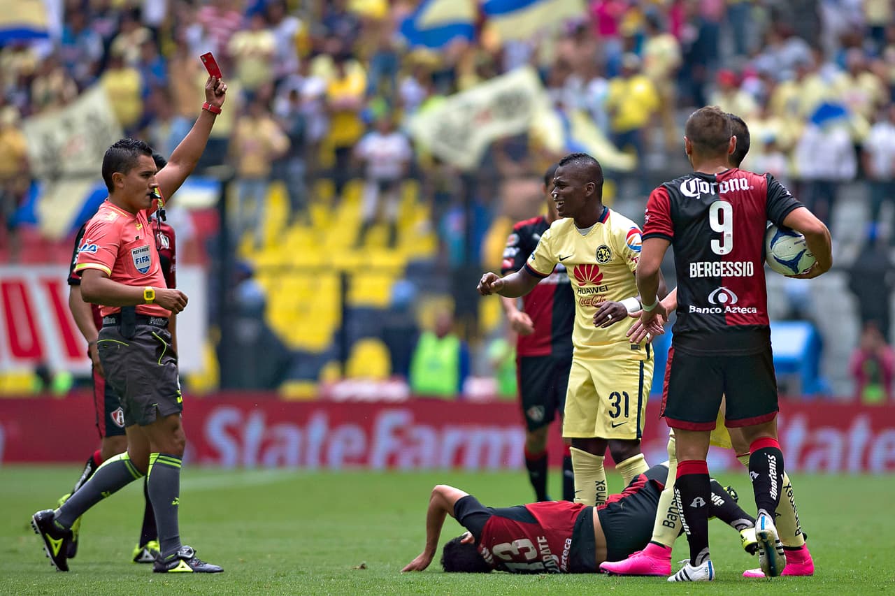 Jugadores como Rubens Sambueza, Darío Benedetto y Carlos Darwin Quintero son los elementos que han visto la roja en lo que va del torneo.