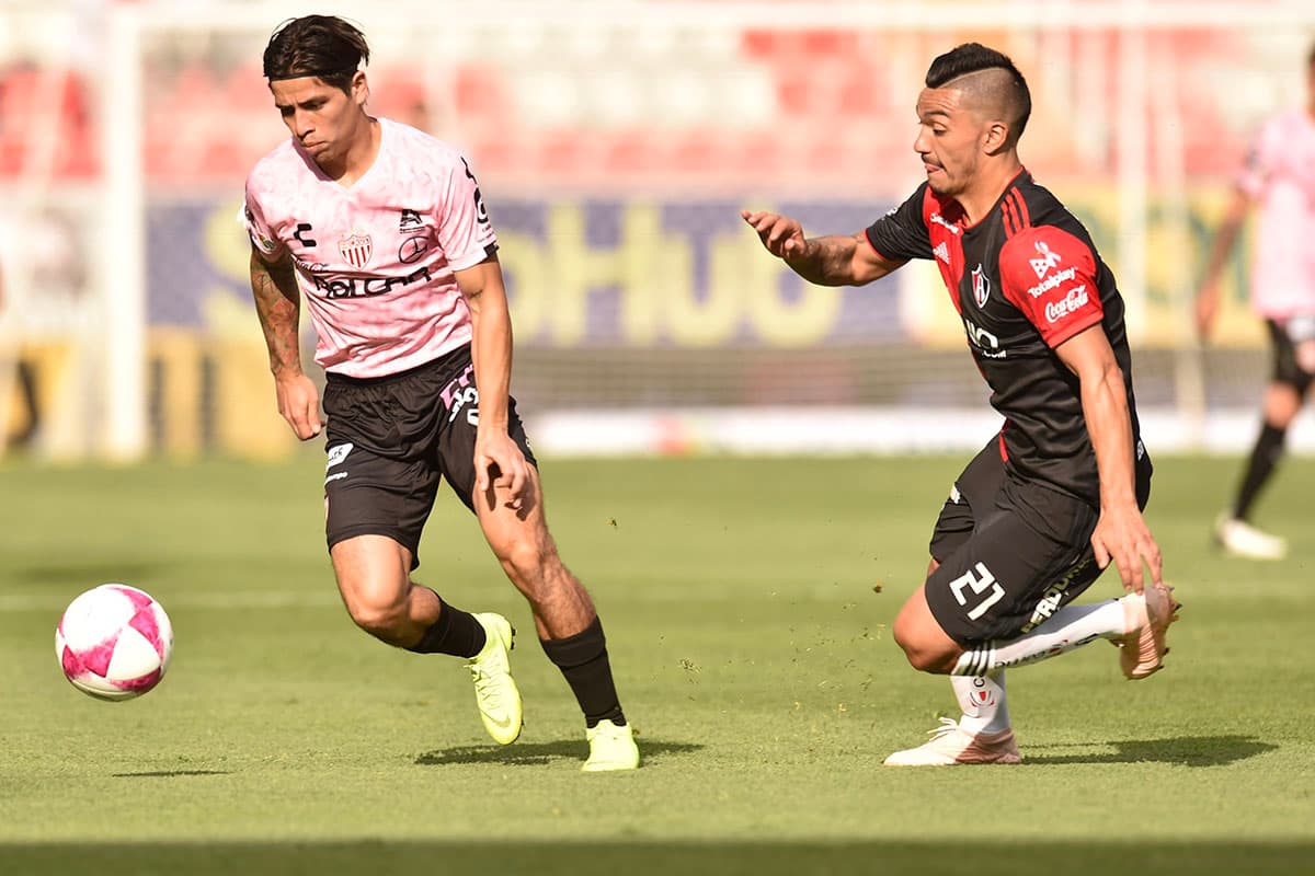 El mediocampista Víctor Dávila (izquierda) buscó las opciones de ataque para Necaxa en procura de igualar el marcador.