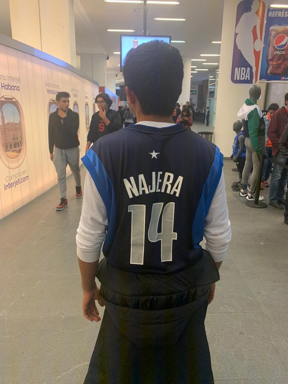 La afición mexicana luce diferentes jerseys, desde LeBron James hasta el de Najera.